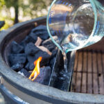 Корзина для копчения Slow ‘N Sear Deluxe для грилей 57 см с углем и наливаем в емкость для воды