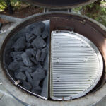 Корзина для копчения Slow ‘N Sear Deluxe для грилей 57 см в гриле с углем