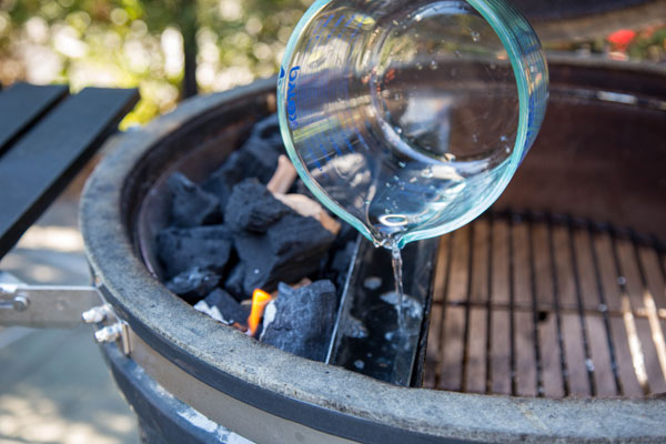 Slow 'N Sear: как разжигать и готовить Slow 'N Sear: как разжигать и готовить заливаем воду