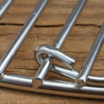 Вращающаяся решетка Slow 'N Sear EasySpin для угольных грилей 57 см, с откидной створкой крепление