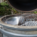 Вращающаяся решетка Slow 'N Sear EasySpin для угольных грилей 57 см, с откидной створкой открыта