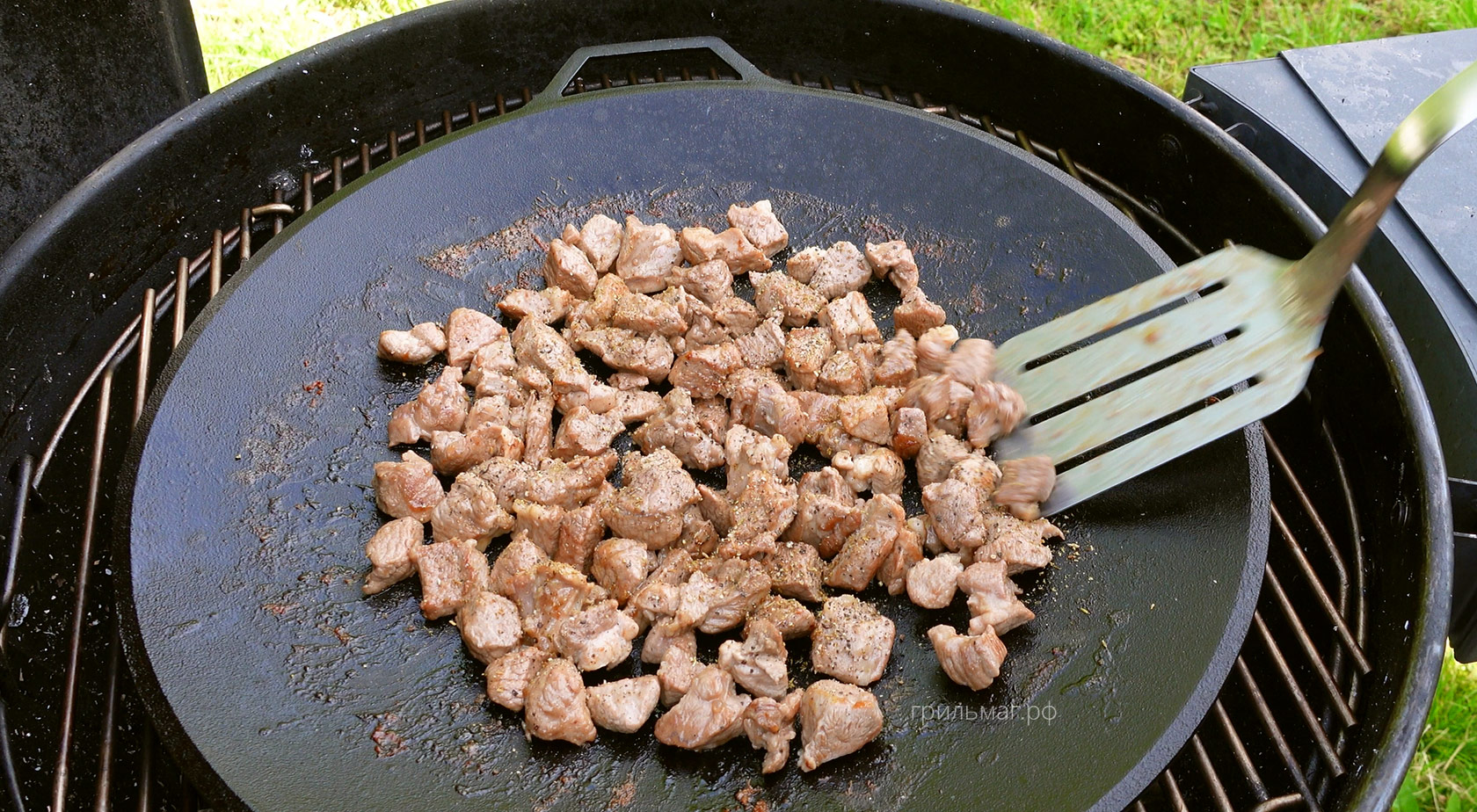 мясо готовится в садже