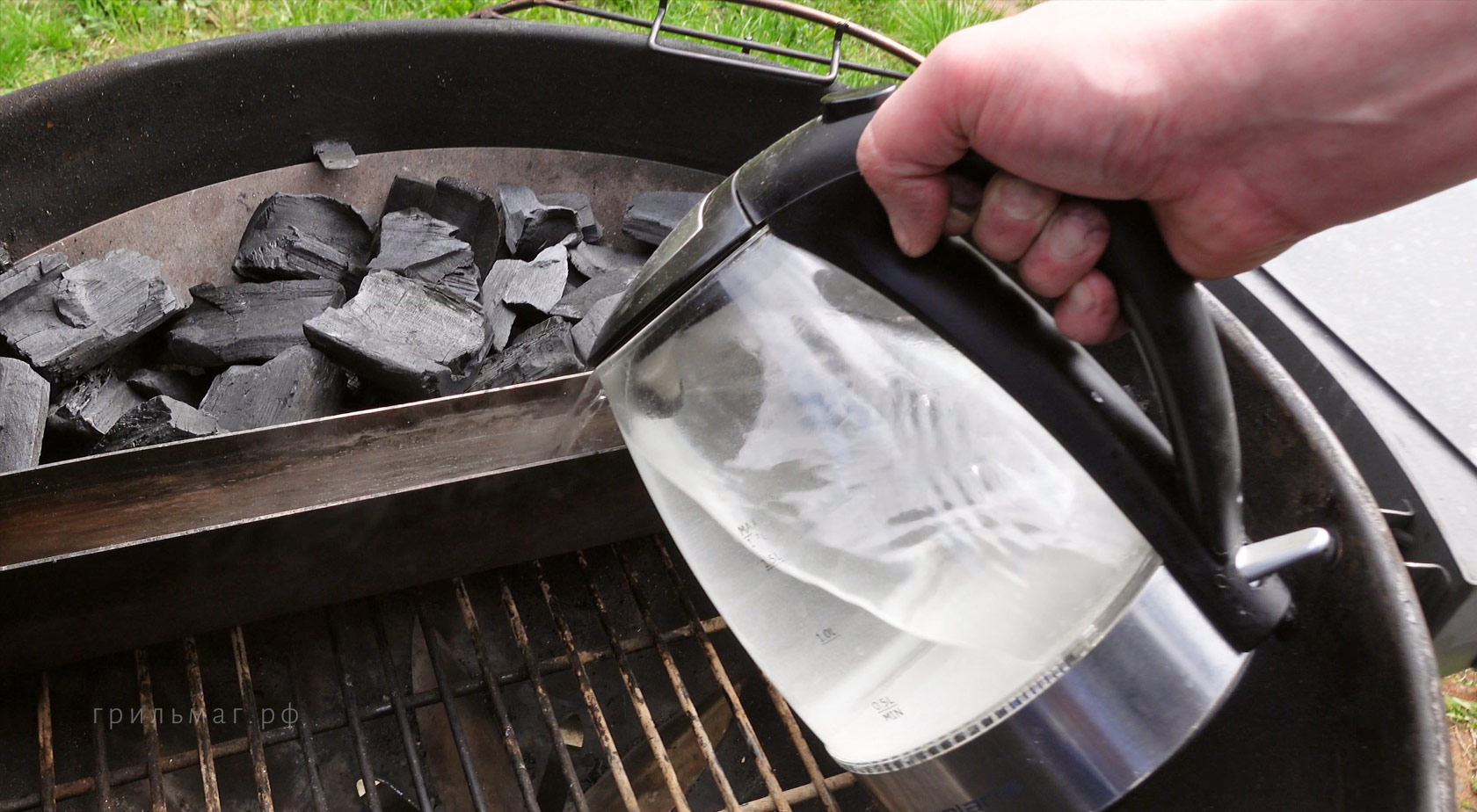 FAQ: 30 частых вопросов про грили и аксессуары Slow 'N Sear наливаем воду в емкость в корзину