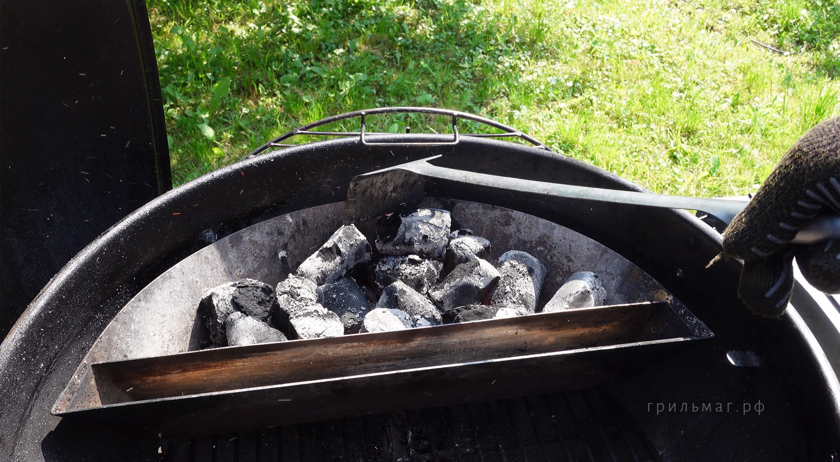 FAQ: 30 частых вопросов про грили и аксессуары Slow 'N Sear поправляет угли в корзине