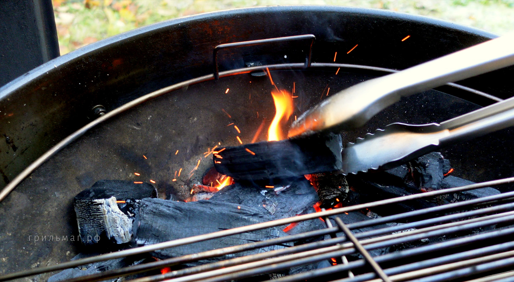 FAQ: 30 частых вопросов про грили и аксессуары Slow 'N Sear поправляет уголь в корзине