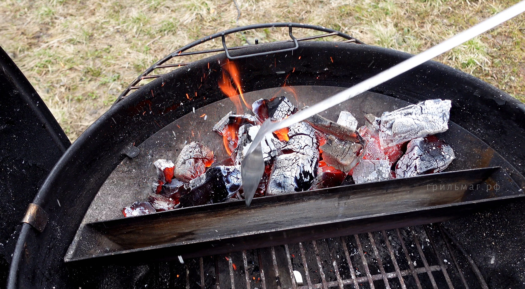 FAQ: 30 частых вопросов про грили и аксессуары Slow 'N Sear горящие угли в корзине снс