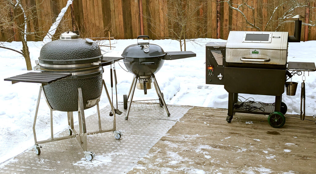 три вида грилей на фоне снега